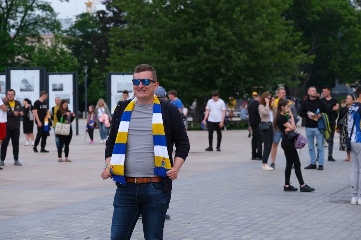Motor United sialalala! Po 32 latach Motor Lublin wraca do PKO Ekstraklasy. Zobaczcie, jak kibice i piłkarze świętowali pod Areną 3 feta kibiców i piłkarzy Motoru Lublin