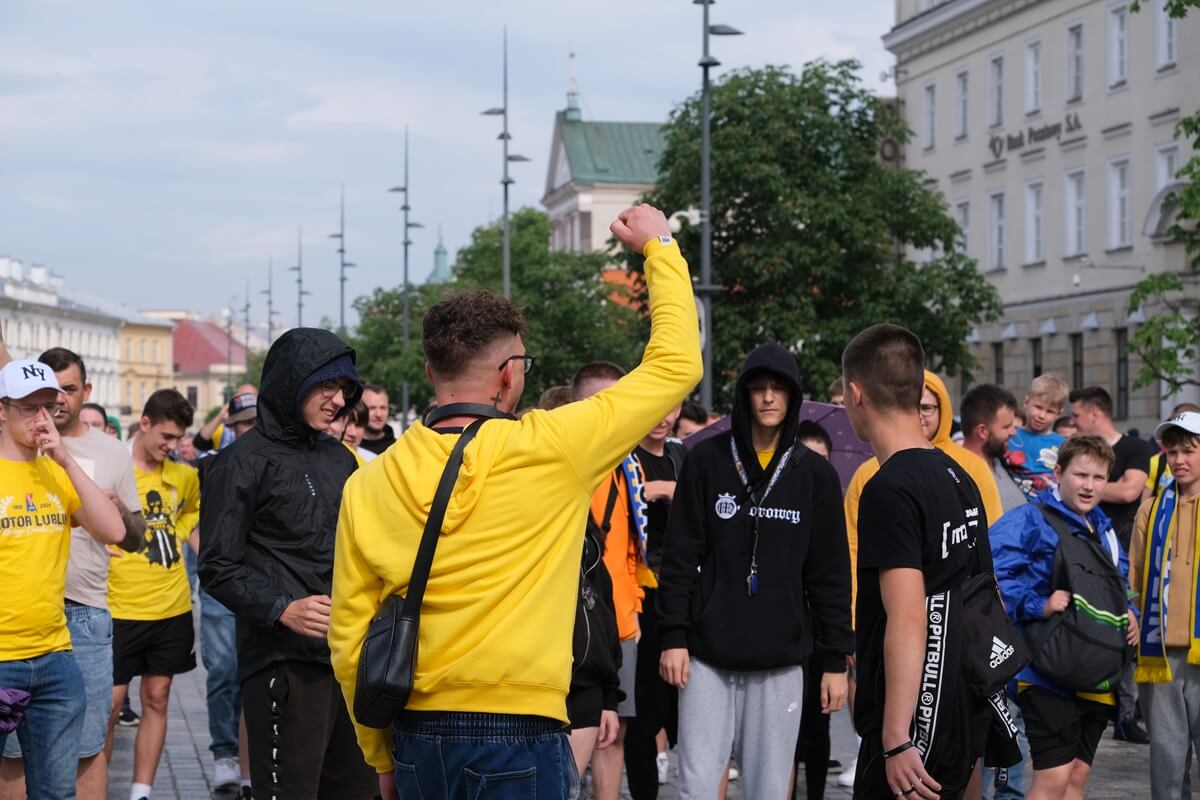 Motor United sialalala! Po 32 latach Motor Lublin wraca do PKO Ekstraklasy. Zobaczcie, jak kibice i piłkarze świętowali pod Areną 4 feta kibiców i piłkarzy Motoru Lublin