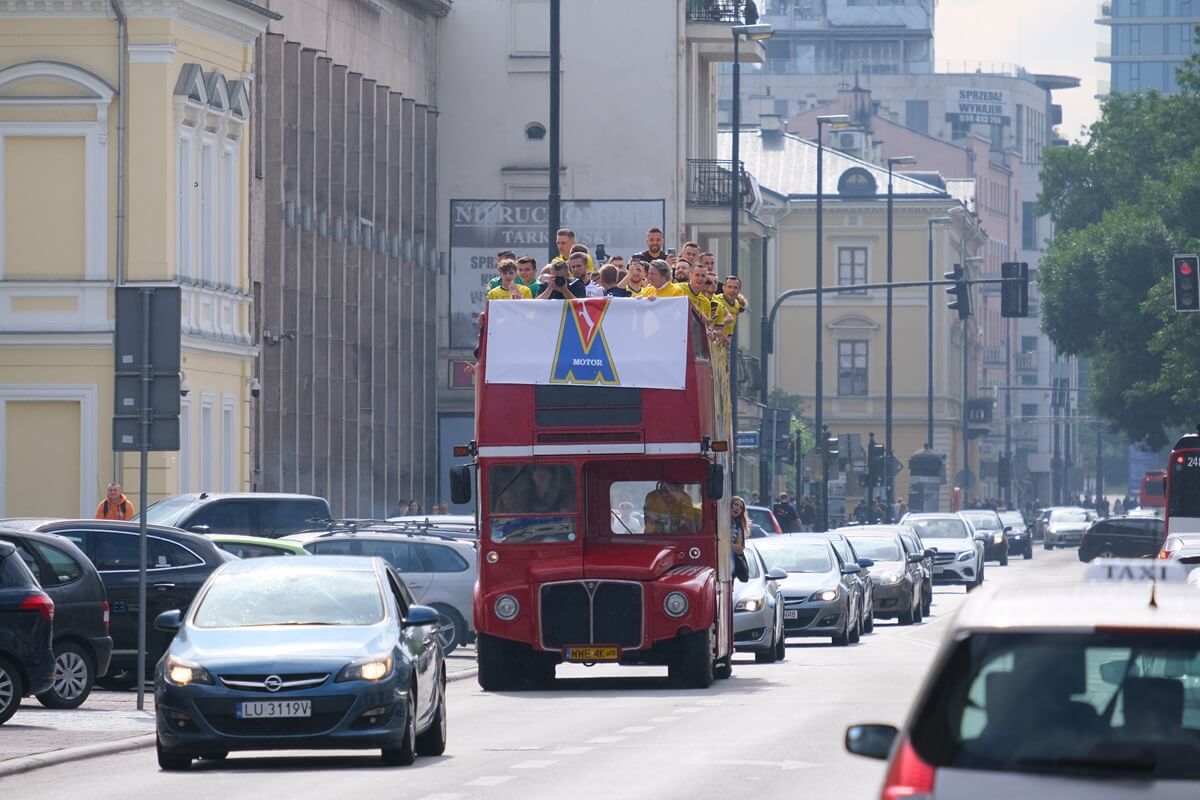 Motor United sialalala! Po 32 latach Motor Lublin wraca do PKO Ekstraklasy. Zobaczcie, jak kibice i piłkarze świętowali pod Areną 5 feta kibiców i piłkarzy Motoru Lublin