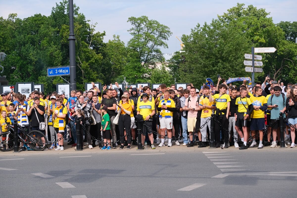 Motor United sialalala! Po 32 latach Motor Lublin wraca do PKO Ekstraklasy. Zobaczcie, jak kibice i piłkarze świętowali pod Areną 6 feta kibiców i piłkarzy Motoru Lublin