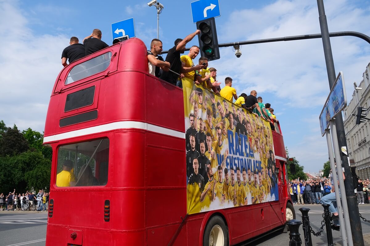 Motor United sialalala! Po 32 latach Motor Lublin wraca do PKO Ekstraklasy. Zobaczcie, jak kibice i piłkarze świętowali pod Areną 7 feta kibiców i piłkarzy Motoru Lublin