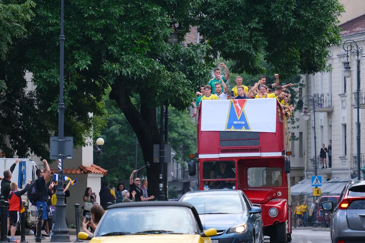 Motor United sialalala! Po 32 latach Motor Lublin wraca do PKO Ekstraklasy. Zobaczcie, jak kibice i piłkarze świętowali pod Areną 8 feta kibiców i piłkarzy Motoru Lublin