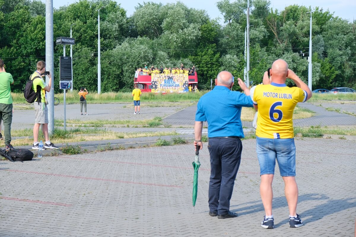 Motor United sialalala! Po 32 latach Motor Lublin wraca do PKO Ekstraklasy. Zobaczcie, jak kibice i piłkarze świętowali pod Areną 9 feta kibiców i piłkarzy Motoru Lublin