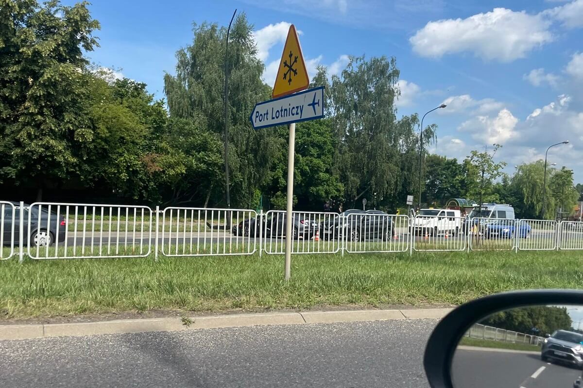 Honda uderzyła w latarnię na ul. Krańcowej. „Ktoś zajechał jej drogę” 1 Honda uderzyła w latarnię na ul. Krańcowej