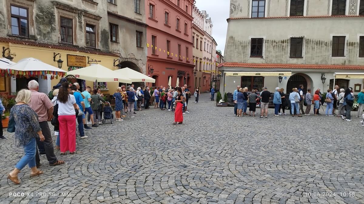 Kilkaset osób ustawiło się po darmowe bilety na koncert Budki Suflera. Pula wejściówek wyczerpana przed startem akcji 1 Kolejka po darmowe bilety na sobotni koncert Budki Suflera