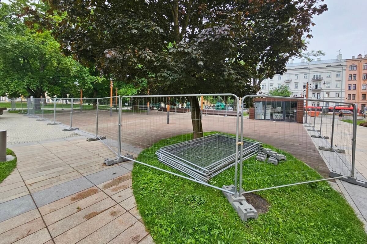 Odświeżają drewniany taras na Placu Litewskim. Teren ogrodzono, na razie nie można tam wchodzić 1 Konserwacja drewnianego tarasu na Placu Litewskim