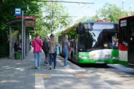 pasazerowie na przystanku oczekujacy na autobus