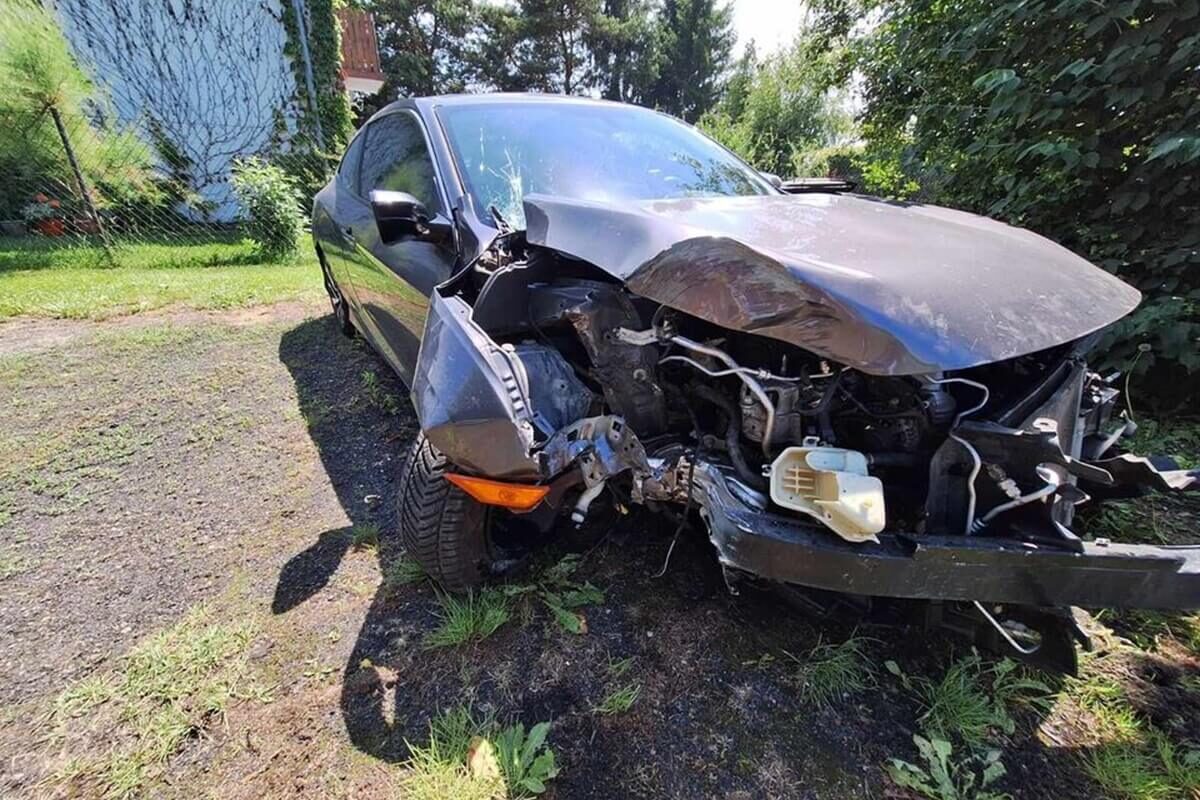 Ratując się przed zderzeniem z hyundaiem, uderzyła w latarnię. Teraz poszukuje sprawcy kolizji 2 Uszkodzona honda w wyniku uderzenia w latarnię