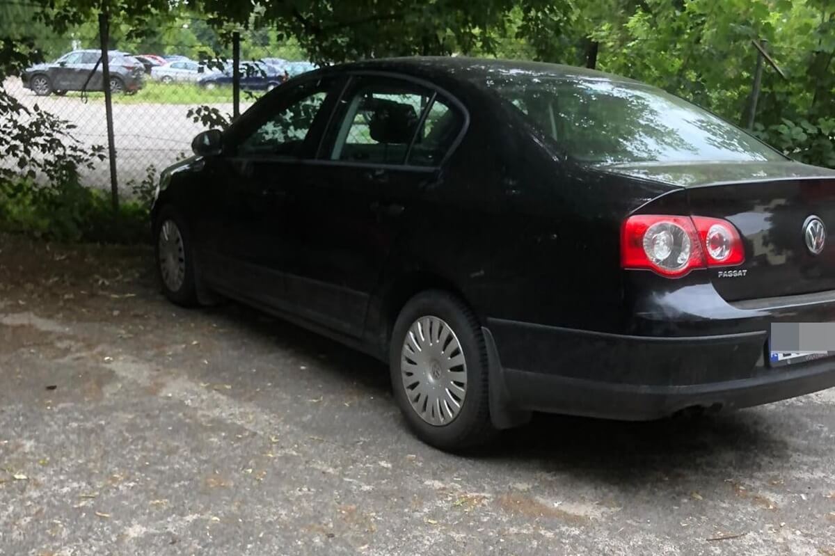 Potrącił i uciekł, a samochód ukrył na osiedlowym parkingu. 23-latkowi grozi do 4,5 roku więzienia 2 Volkswagen ukryty na osiedlowym parkingu
