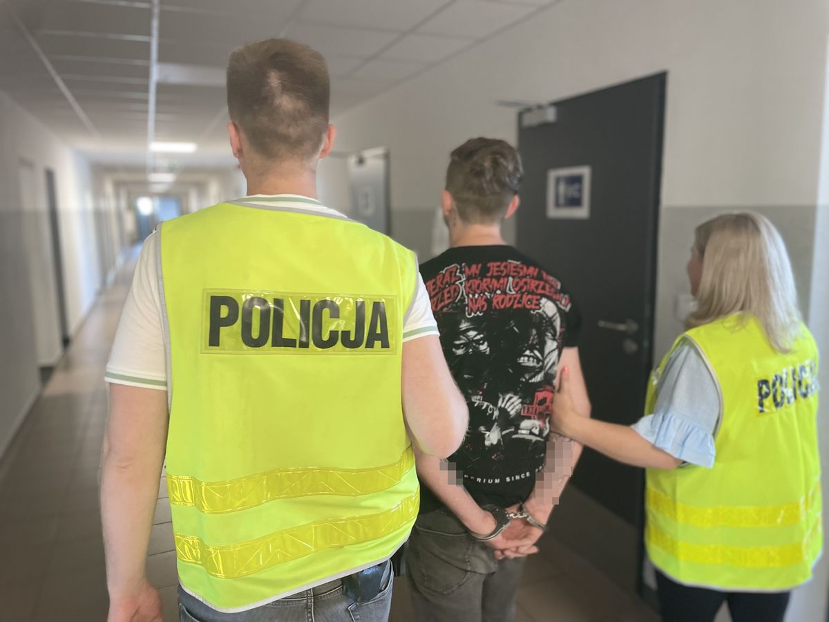 Potrącił i uciekł, a samochód ukrył na osiedlowym parkingu. 23-latkowi grozi do 4,5 roku więzienia 1 zatrzymany 23-latek do sprawy potrącenia kobiety na al. Andersa