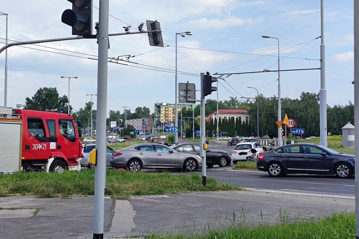 Nie patrzył na światła, wjechał na czerwonym. Doprowadził do zderzenia z infiniti. Zobacz nagranie 2 Zderzenie BMW z infiniti na skrzyżowaniu al. Andersa z ul. Mełgiewską w Lublinie