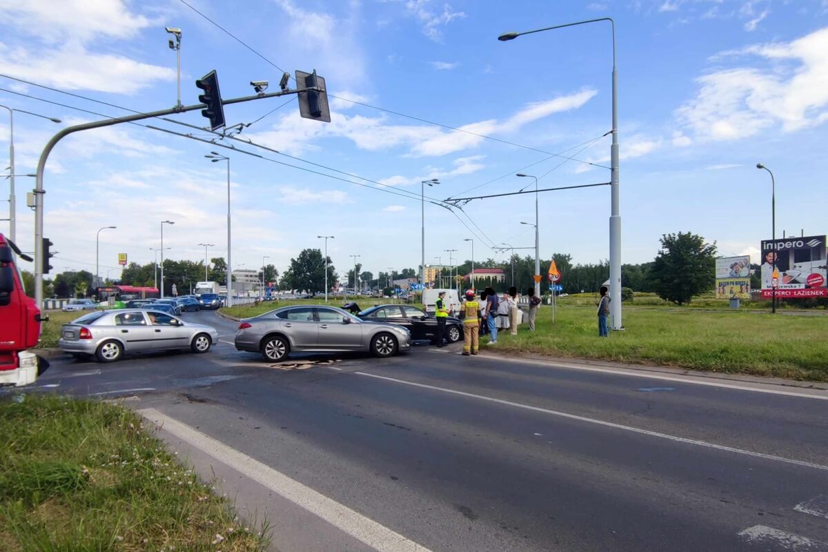 Nie patrzył na światła, wjechał na czerwonym. Doprowadził do zderzenia z infiniti. Zobacz nagranie 3 Zderzenie BMW z infiniti na skrzyżowaniu al. Andersa z ul. Mełgiewską w Lublinie