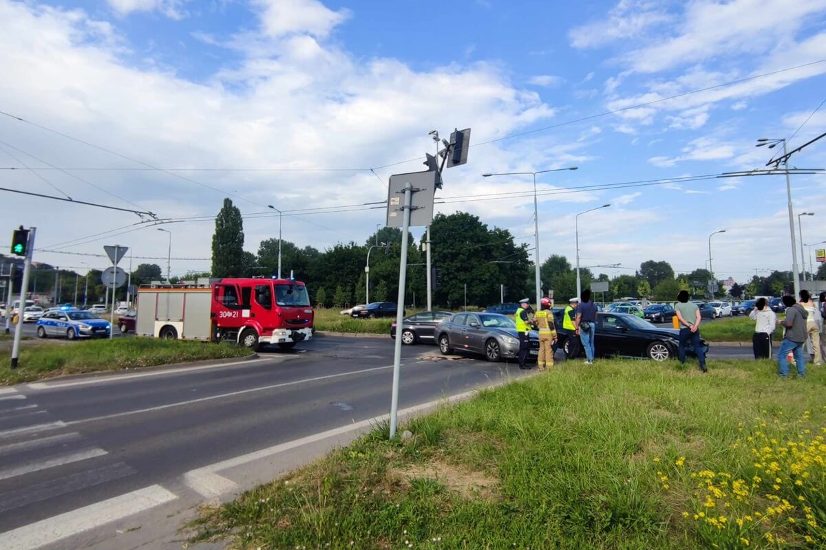 Nie patrzył na światła, wjechał na czerwonym. Doprowadził do zderzenia z infiniti. Zobacz nagranie 4 Zderzenie BMW z infiniti na skrzyżowaniu al. Andersa z ul. Mełgiewską w Lublinie