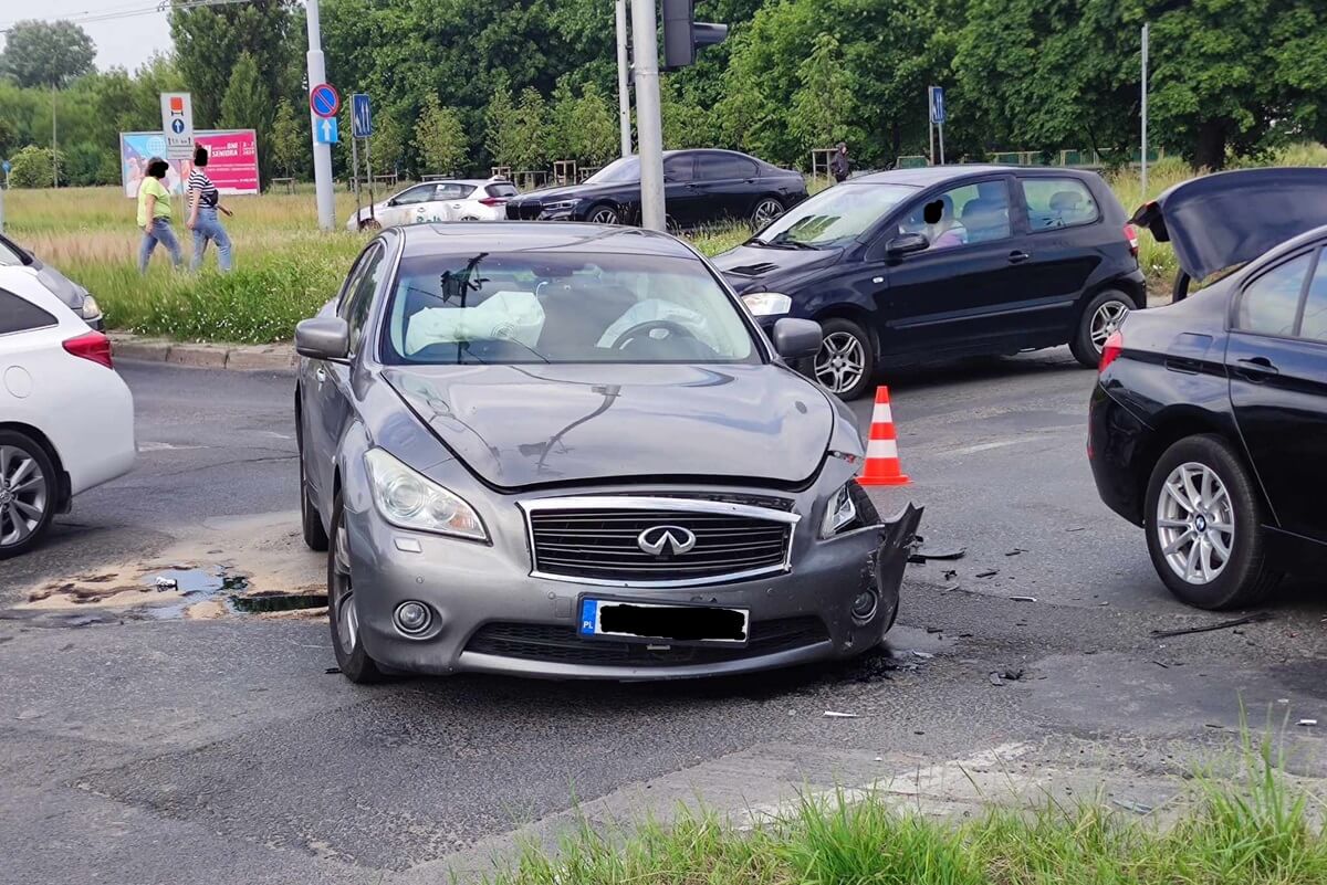 Nie patrzył na światła, wjechał na czerwonym. Doprowadził do zderzenia z infiniti. Zobacz nagranie 5 Zderzenie BMW z infiniti na skrzyżowaniu al. Andersa z ul. Mełgiewską w Lublinie