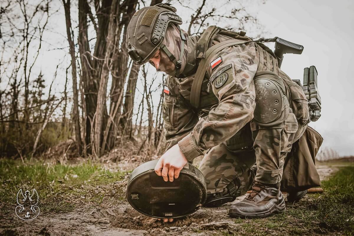 Intensywne szkolenie na poligonie w Nowej Dębie 2 Saperzy ćwiczą na poligonie