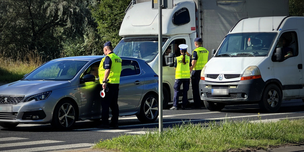 Akcja "Trzeźwość" na Lubelszczyźnie. 90 pijanych kierowców złapanych przez policję 1 Policjanci kontrolują trzeźwość