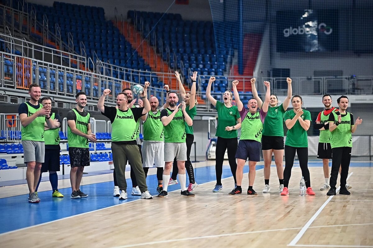 Wspólny Trening z Partnerami MKS FunFloor: Tradycja, która Łączy Drużynę 1 Zabawa i rywalizacja na boisku z drużyną MKS FunFloor