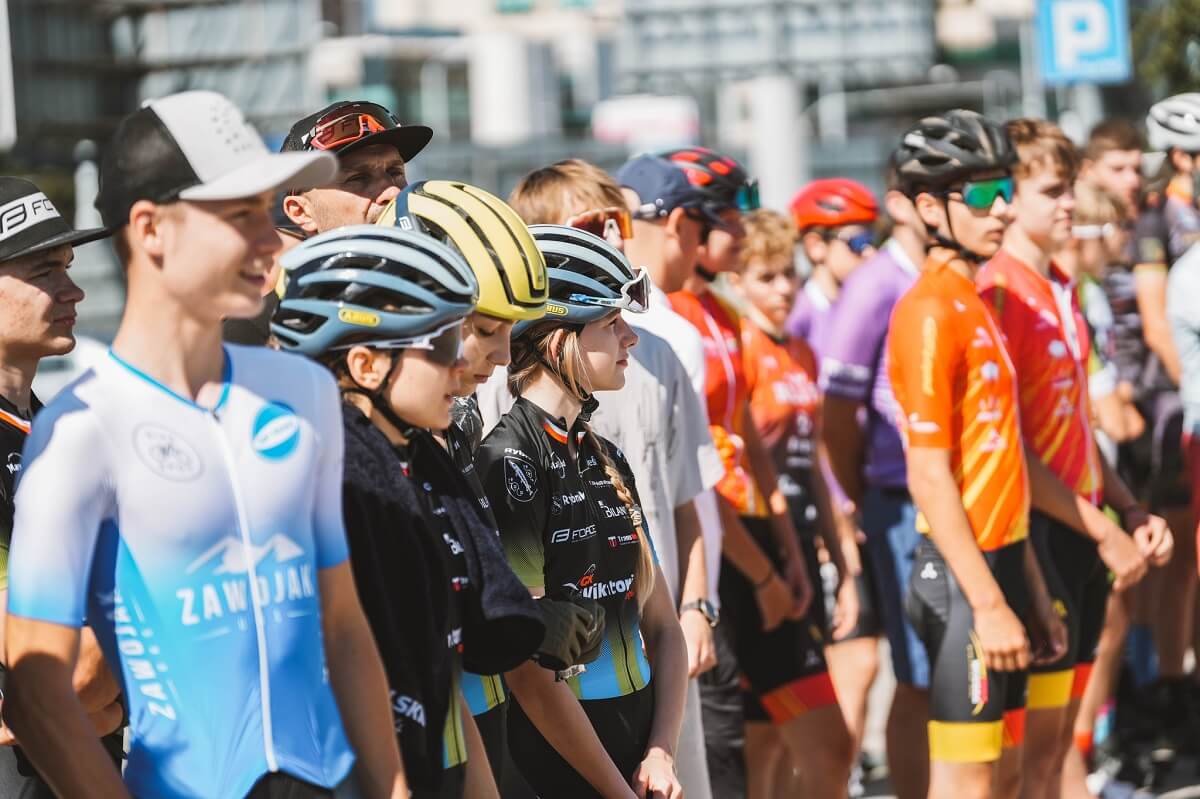 Rowerami jeździli po stoku Globus. Walczyli z trudnym terenem i upalnym słońcem 1 Uczestnicy zawodów MTB
