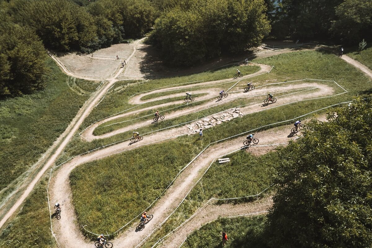 Rowerami jeździli po stoku Globus. Walczyli z trudnym terenem i upalnym słońcem 2 Specjalnie przygotowany tor MTB
