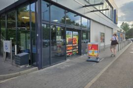 brak kosza na smieci przy wejsciu do lidla
