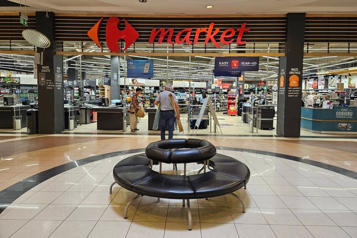 Puste półki w sklepie. To ostatnie dni Carrefoura w Galerii Olimp 1 Carrefour w Galerii Olimp