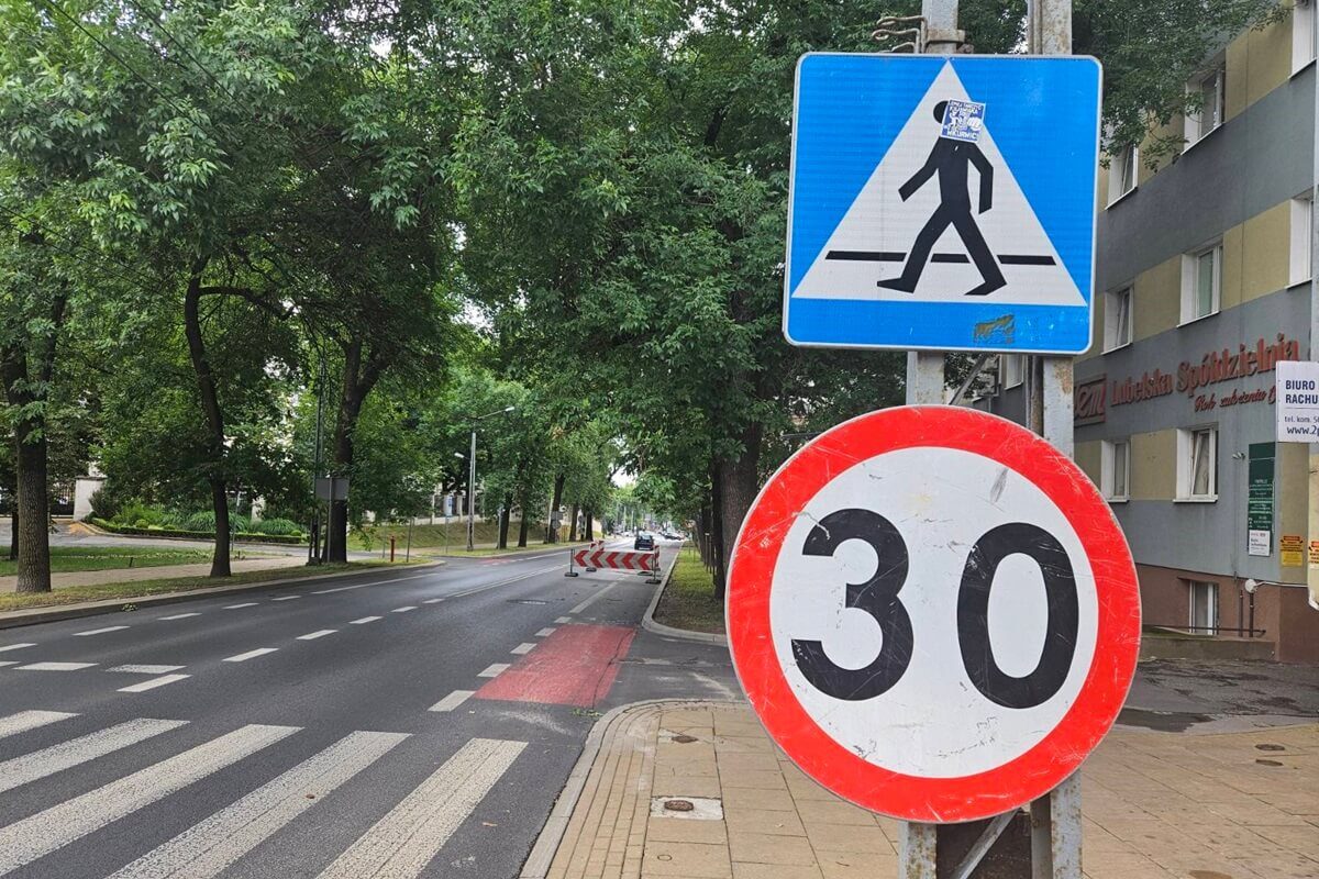 Zapadła się jezdnia w centrum Lublina. Ograniczenie prędkości do 30 km/h, ulica zwężona do jednego pasa 1 Ograniczenie prędkości do 30 km/h i zwężenie jezdni na ul. Wyszyńskiego