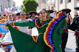 parada zespolow 38 miedzynarodowych spotkan folklorystycznych