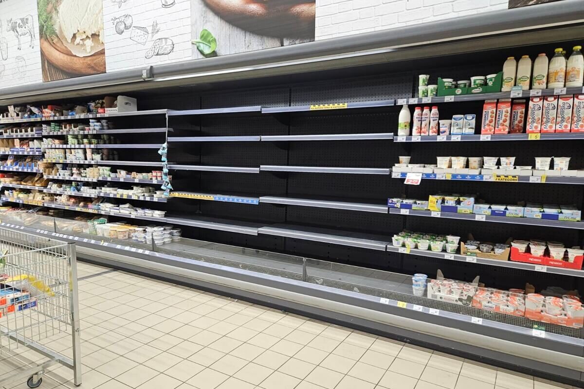 Puste półki w sklepie. To ostatnie dni Carrefoura w Galerii Olimp 2 Puste półki w sklepie Carrefour w Galerii Olimp