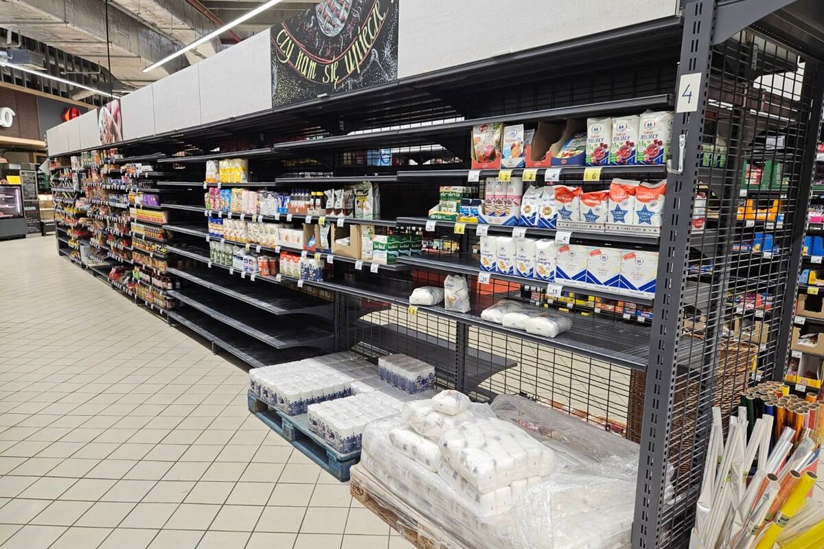 Puste półki w sklepie. To ostatnie dni Carrefoura w Galerii Olimp 4 Puste półki w sklepie Carrefour w Galerii Olimp