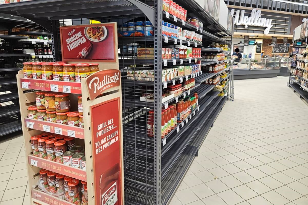 Puste półki w sklepie. To ostatnie dni Carrefoura w Galerii Olimp 5 Puste półki w sklepie Carrefour w Galerii Olimp