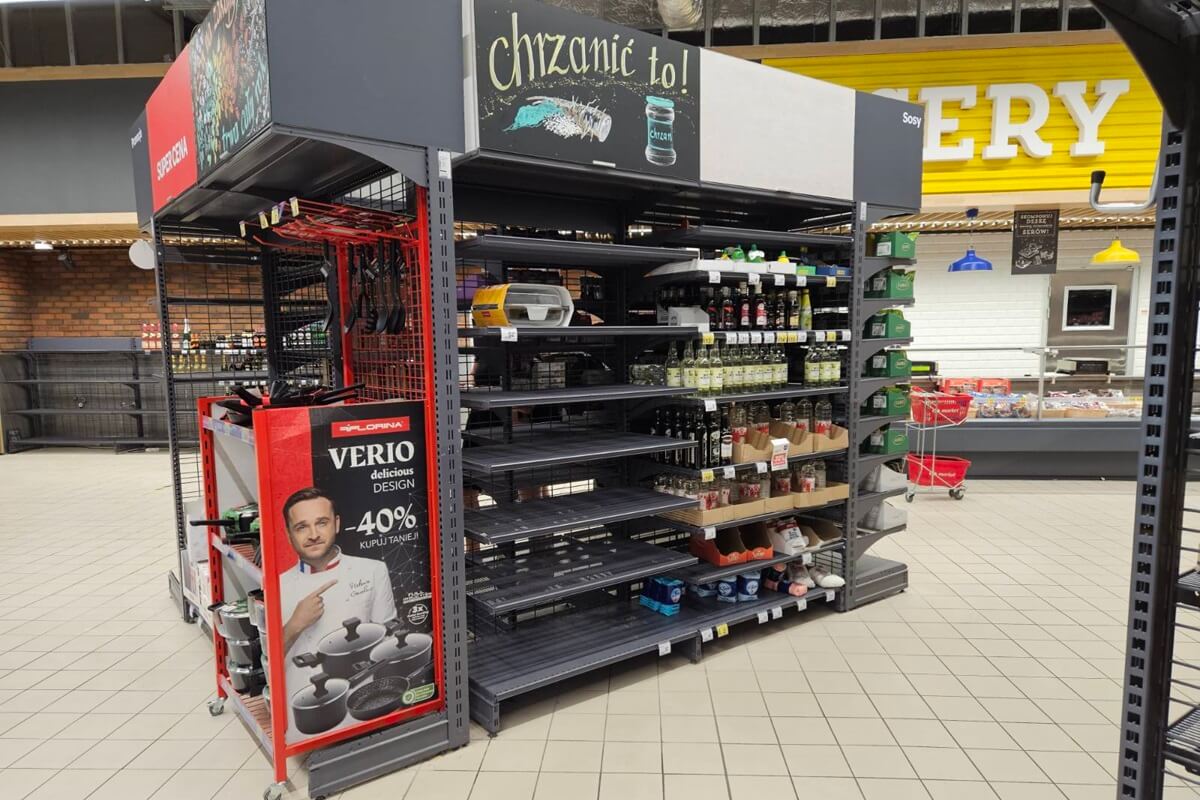 Puste półki w sklepie. To ostatnie dni Carrefoura w Galerii Olimp 6 Puste półki w sklepie Carrefour w Galerii Olimp