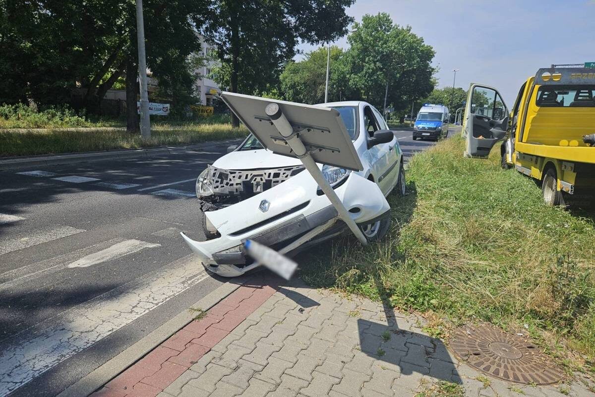Chciał uniknąć uderzenia w tył busa, który zatrzymał się przed przejściem. Uderzył w znak, a kolizja i tak była 1 Renault uderzył w znak przed przejściem dla pieszych na al. Andersa