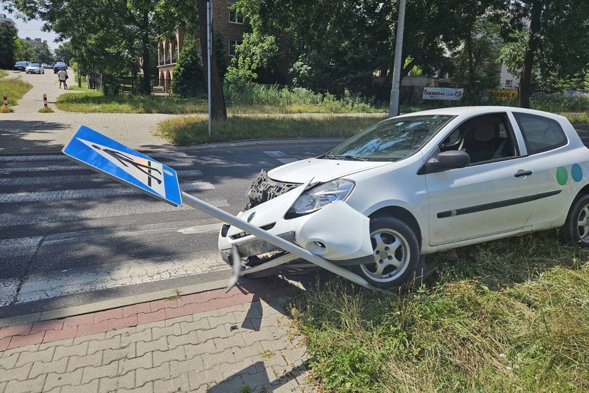 Chciał uniknąć uderzenia w tył busa, który zatrzymał się przed przejściem. Uderzył w znak, a kolizja i tak była 2 Renault uderzył w znak przed przejściem dla pieszych na al. Andersa