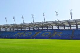 zolto bialo niebieski napis motor na arenie lublin