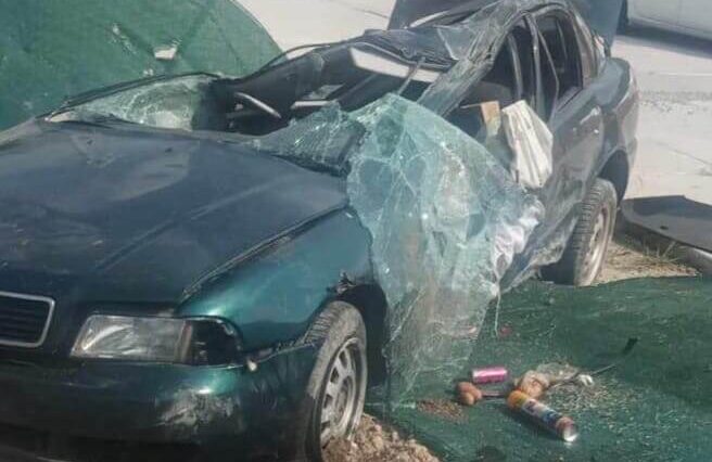 Dachowanie na ogrodzeniu. Samochód wygląda jak zgnieciona butem puszka. Kierowca miał fart 1 Rozbite Audi na ogrodzeniu