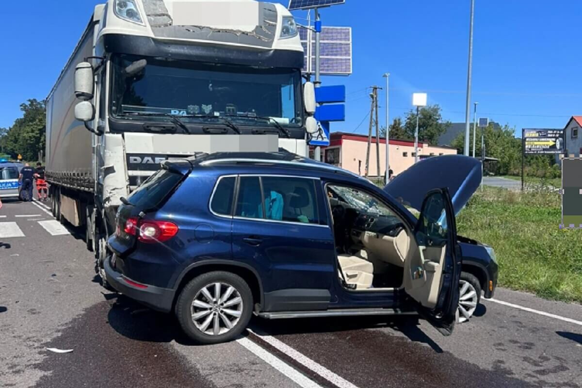 Wypadek w Tarnawatce – zderzenie na DK 17 1 Tir uderzył w osobówkę