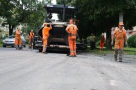 drogowcy ukladajacy nowy asfalt