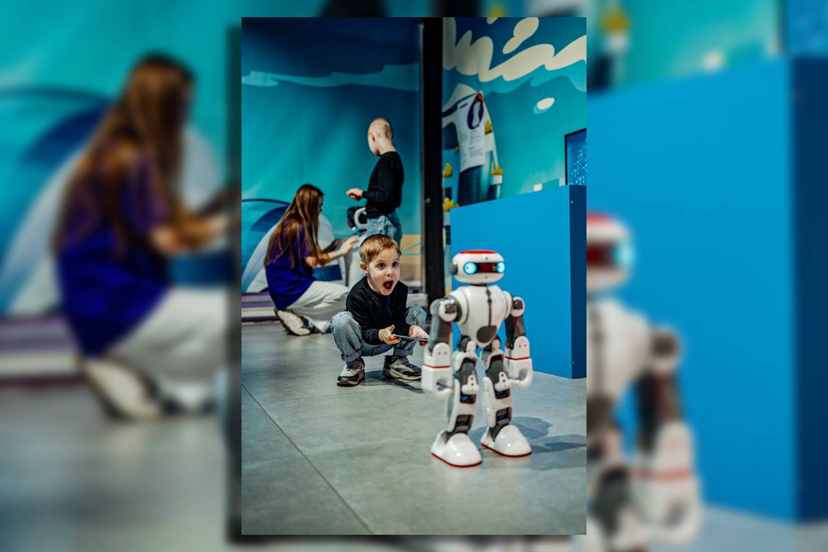Odkryj magię technologii na wystawie Technolandia! 5 dziecko, robot
