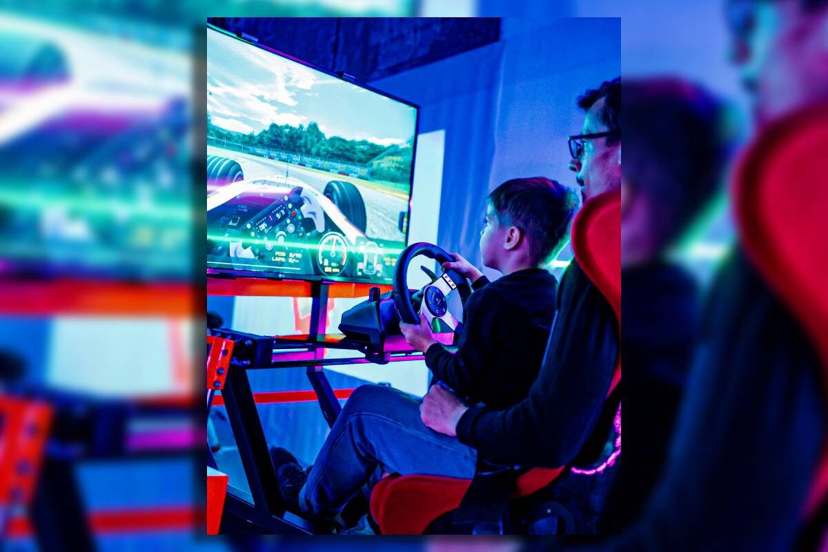 Odkryj magię technologii na wystawie Technolandia! 3 dziecko, rodzic, symulator jazdy