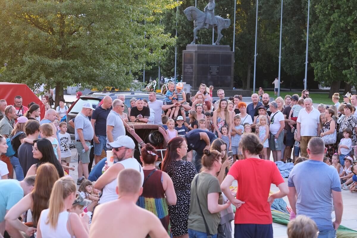 Pogoda pokrzyżowała plany: start się nie udał, ale chętni zwiedzili wnętrze balonu, a najmłodsi unieśli się balonem na uwięzi 1 Fiesta Balonowa na Placu Litewskim w Lublinie