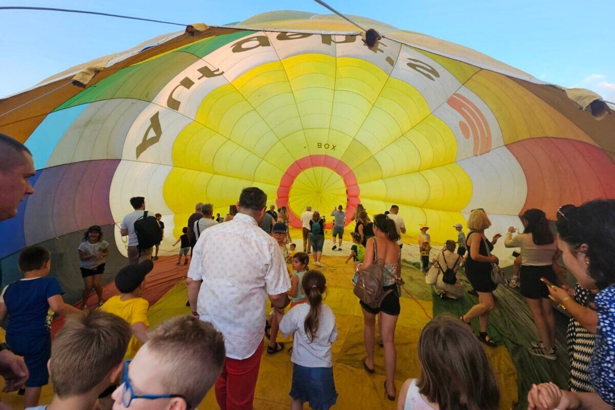 Pogoda pokrzyżowała plany: start się nie udał, ale chętni zwiedzili wnętrze balonu, a najmłodsi unieśli się balonem na uwięzi 2 Fiesta Balonowa na Placu Litewskim w Lublinie