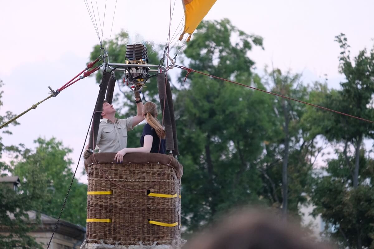 Pogoda pokrzyżowała plany: start się nie udał, ale chętni zwiedzili wnętrze balonu, a najmłodsi unieśli się balonem na uwięzi 5 Fiesta Balonowa na Placu Litewskim w Lublinie