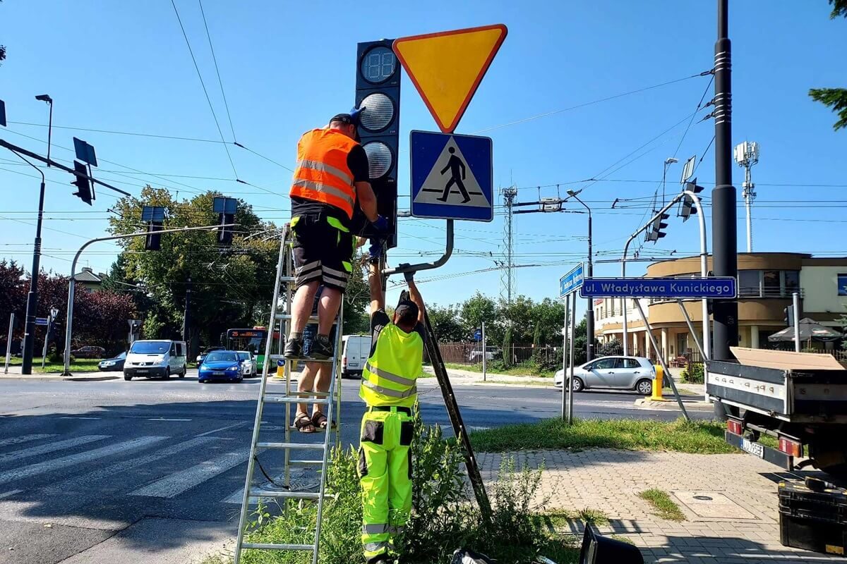 Wiadomo, kiedy zmieni się światło na „zielone”. Trwa montaż pierwszych sekundników 2 Montaż sekundnika na skrzyżowaniu ulic Kunickiego, Zemborzycka i Rejtana
