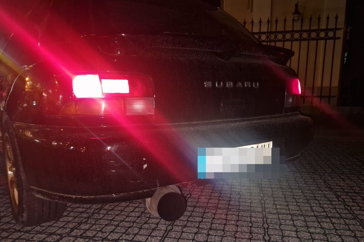 Policjanci zatrzymali subaru do kontroli