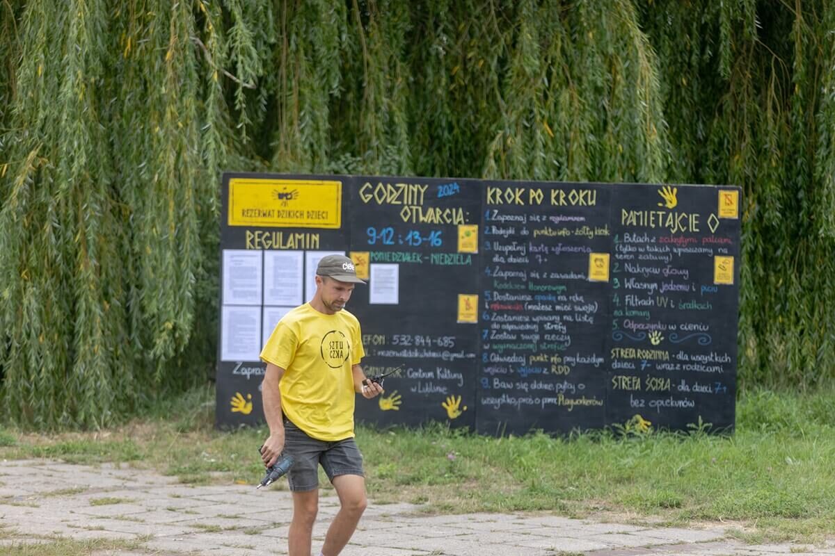 W ruch poszły młotki, gwoździe i wkrętarki. Rezerwat Dzikich Dzieci już działa w nowej lokalizacji. Zobacz zdjęcia 2 Rezerwat Dzikich Dzieci w Parku Rusałka