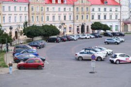 samochody zaparkowane na placu zamkowym