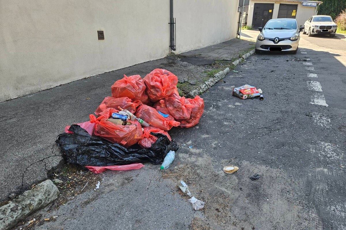 Śmieci zebrane przez skazanych blokują miejsce w Strefie Płatnego Parkowania w centrum Lublina 1 Worki z zebranymi śmieciami pozostawione na miejscu postojowym w Strefie Płatnego Parkowania w centrum Lublina