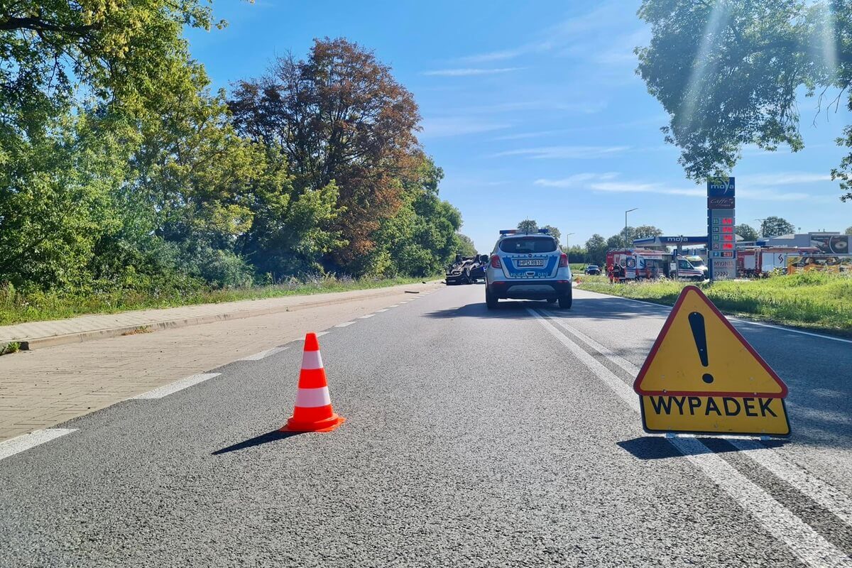 Po czołowym zderzeniu oba pojazdy dachowały. Trzy osoby zostały poszkodowane. Droga krajowa zablokowana 1 Wypadek w Ułężu: czołowe zderzenia opla z hyundaiem