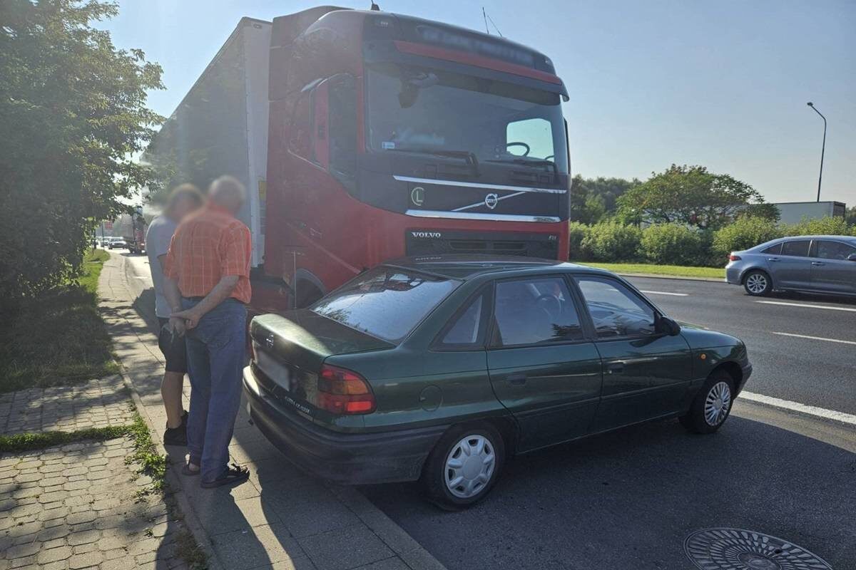 Zderzenie ciężarówki i opla podczas zmiany pasa ruchu. Czyja wina? To ustalą policjanci 1 Zderzenie ciężarówki z oplem na al. Tysiąclecia