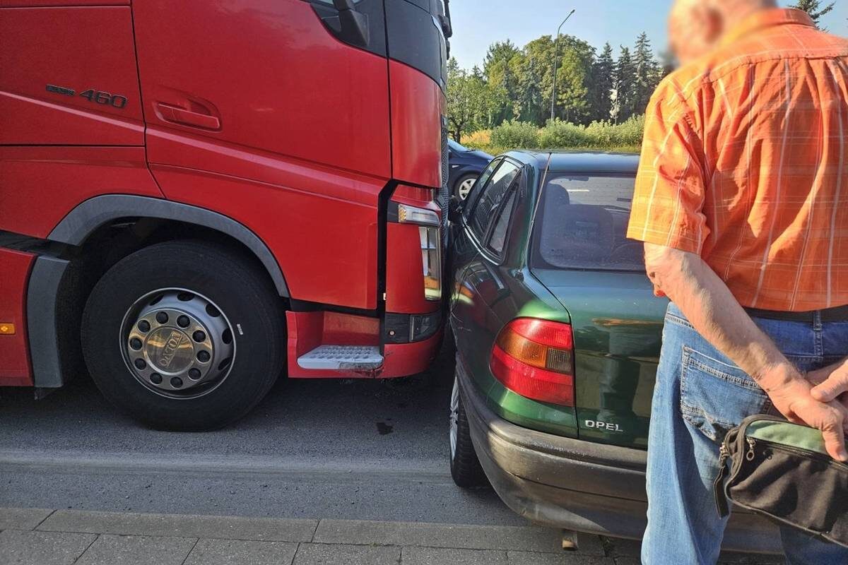 Zderzenie ciężarówki i opla podczas zmiany pasa ruchu. Czyja wina? To ustalą policjanci 2 Zderzenie ciężarówki z oplem na al. Tysiąclecia
